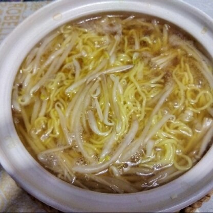 家庭でラーメンスープが、こんなに美味しく作れるなんて＼(^o^)／
具材が無くて淋しそうですが、モヤシ餡掛けにしました
洗い物を減らすため土鍋を愛用しています